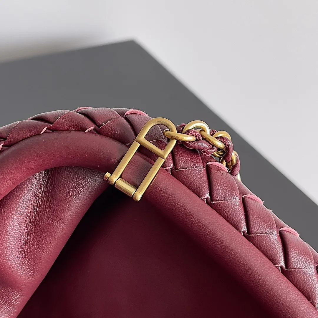 Batch 1880 BOTTEGA VENETA LAUREN 1980 small clutch bag is new! The small size that many people squat on is finally here. The self-adjustable zipper is a highlight of this bag. After being removed, it can be used as a handbag for important occasions. One bag unlocks two carrying methods at the same time. It is practical and has a unique sense of structure and beautiful lines. It is more elegant than a small cloud. It is a tribute to the classics and the pursuit of modernity. Style number: 804038 Size: 27*15*8cm